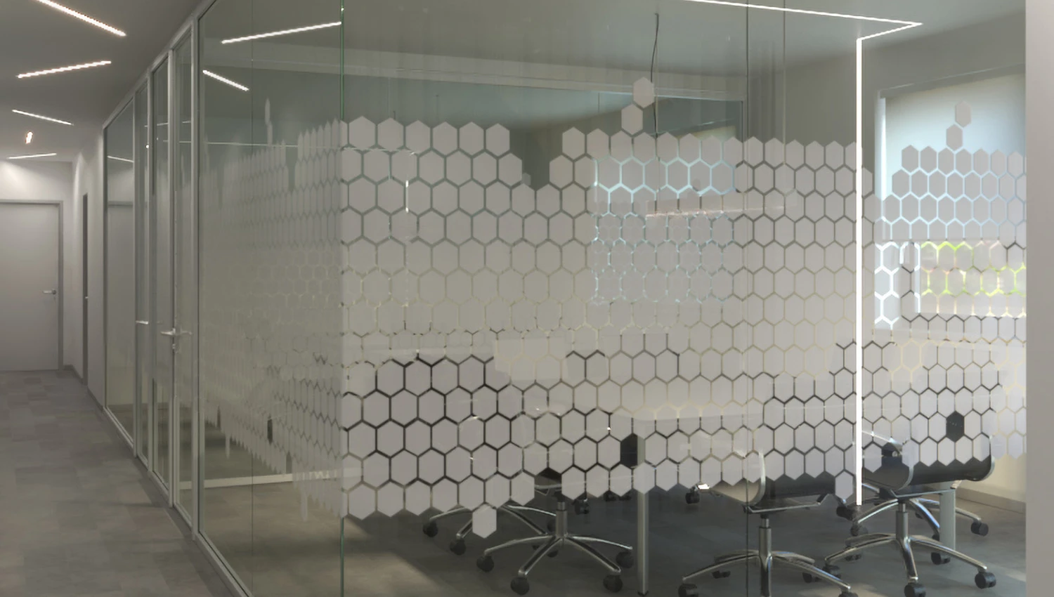 Pellicola decorativa con pattern esagonale su vetrata di sala riunioni per ufficio.