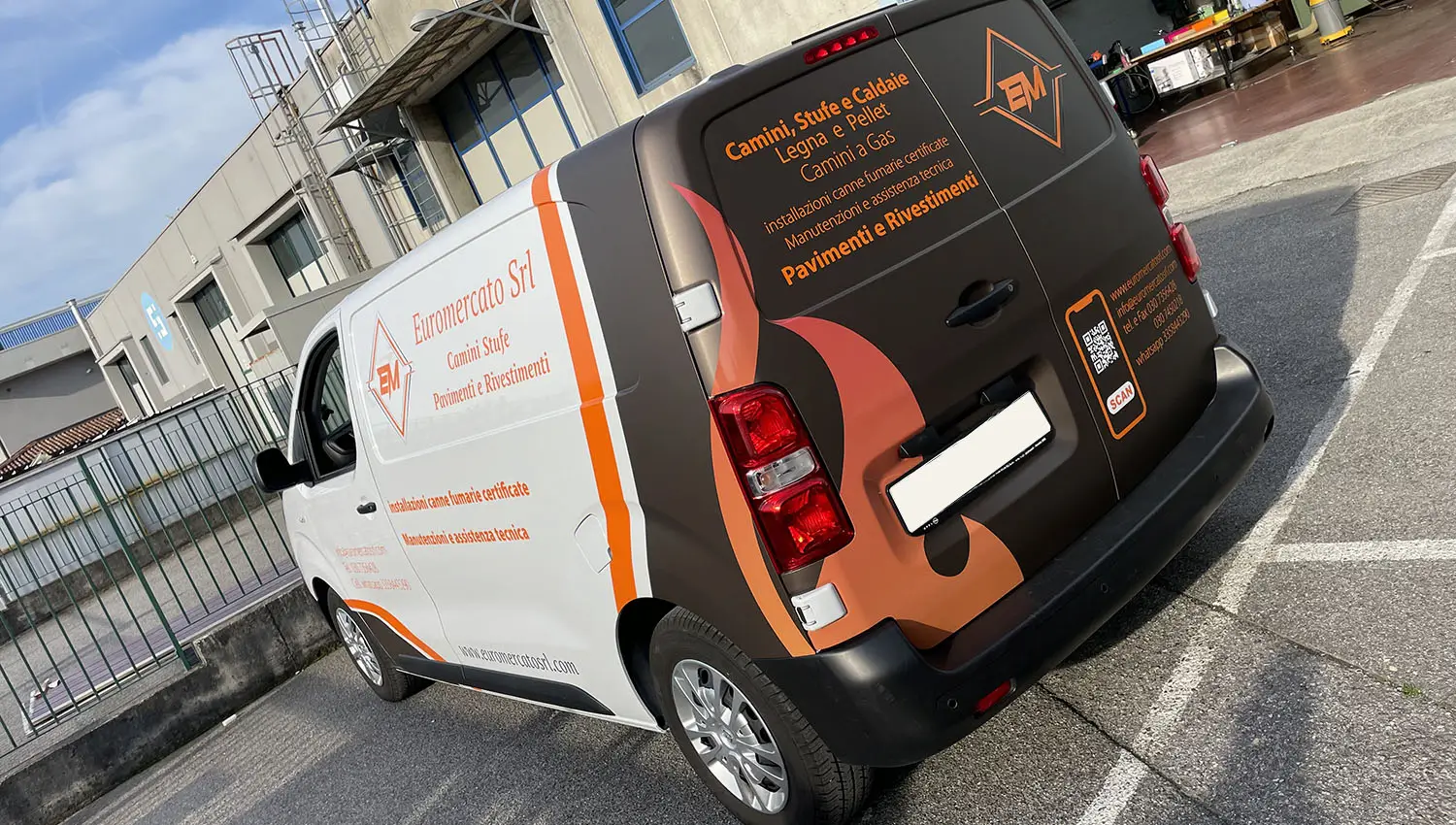 Car wrapping furgone aziendale Euromercato Srl con grafica pubblicitaria in marrone, bianco e arancione.